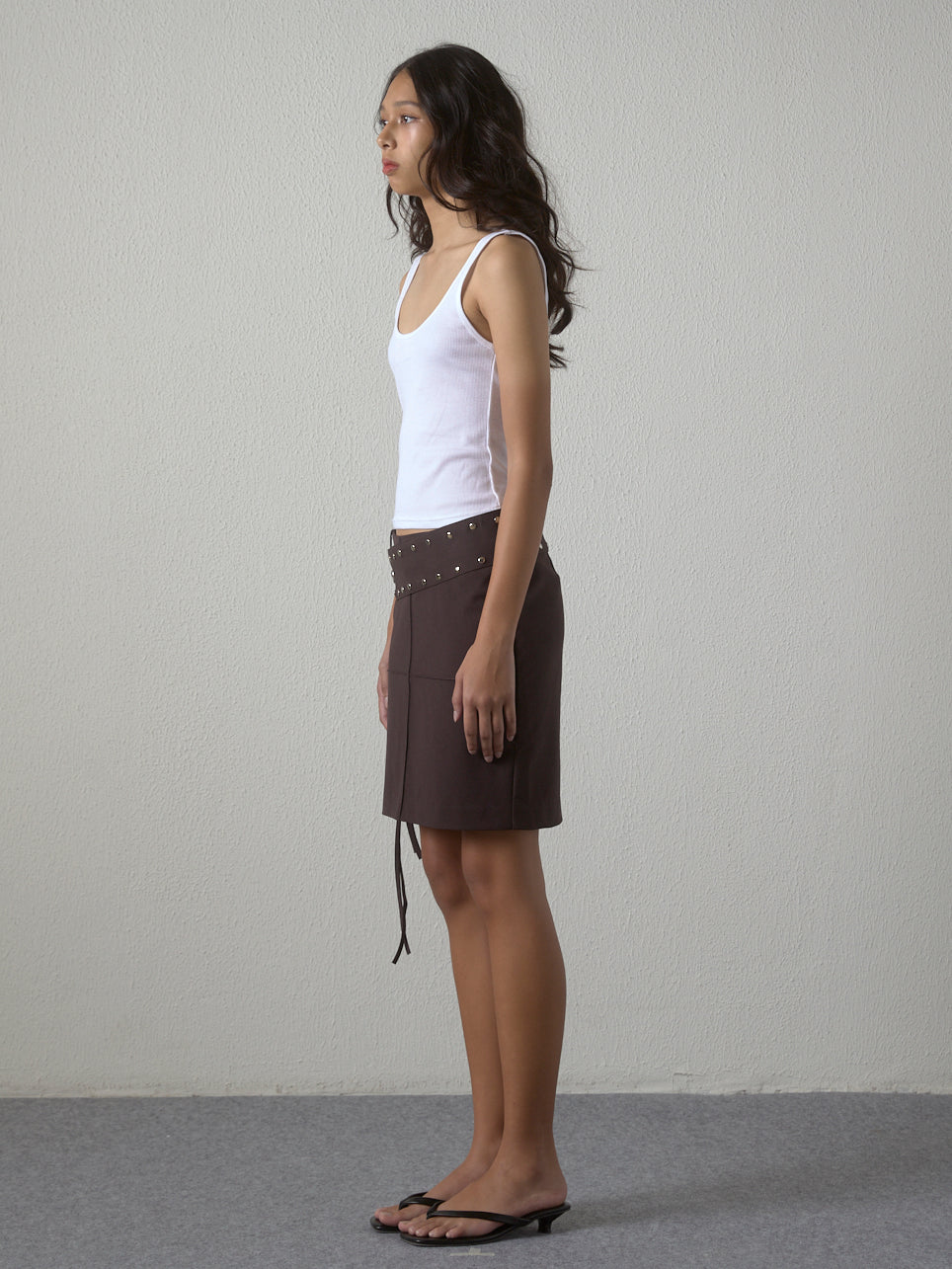 The cross seam low-rise skirt